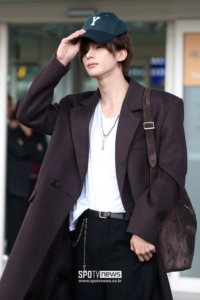 riize_popbase's tweet photo. ANTON at the Incheon International Airport, heading to Paris for Saint Laurent SS27 show at Paris Fashion Week.

#ANTONxSaintLaurentSS27
#ANTONXSaintLaurent https://t.co/xk2pJ1kcQO