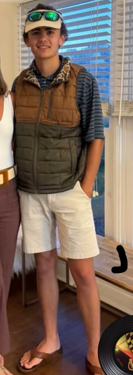 GunnarMcGale's tweet photo. Dudes graduate high school wearing Nike techs and then start wearing this at college https://t.co/gjJNmdA1E9