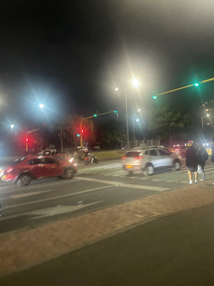 NohoraCalderon's tweet photo. @BogotaTransito peatones poniéndose en peligro en la Av boyaca con calle 143 frente a @almacenesexito la colina porque llevan más de 15 minutos esperando que el peatonal cambie. Es una falta de respeto con los abuelos niños y mascotas. Nº es la 1ra vez https://t.co/9lOOKXXA0l