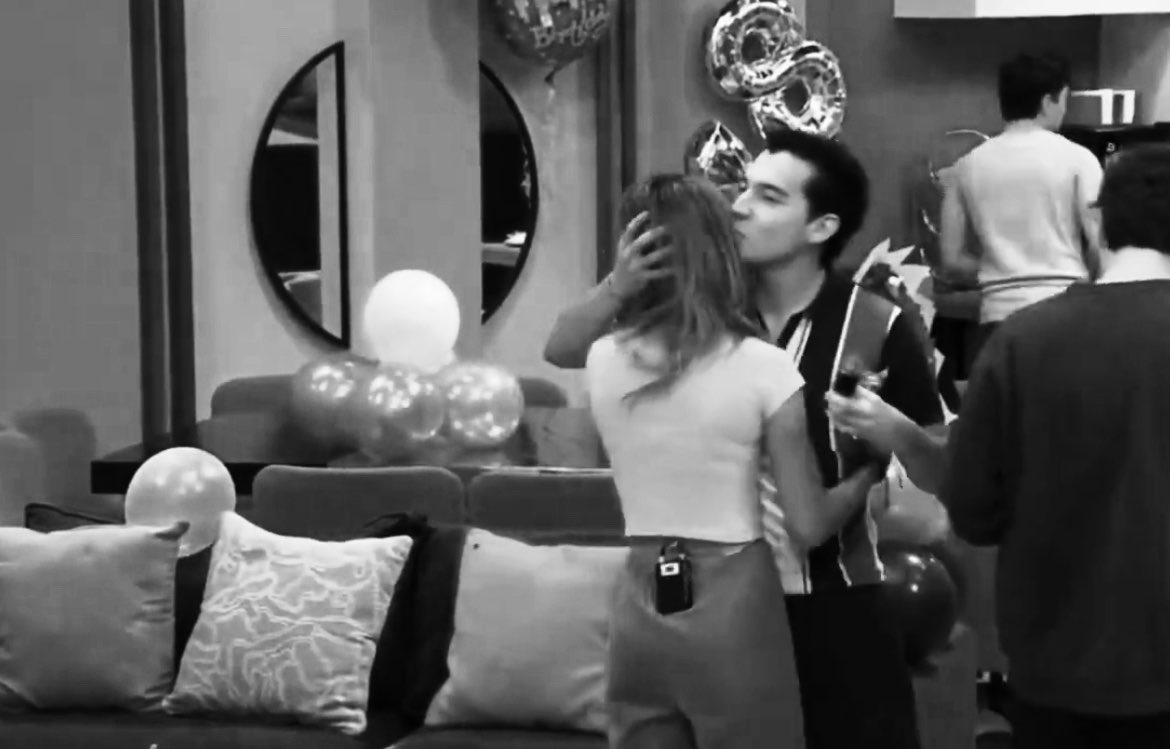 LuMarqueen's tweet photo. aun así siempre daría todo por estar en este fandom. DobleM es un lugar que, a pesar de todo, volvería a elegir. 🤍 https://t.co/PG8x4YQ0hb