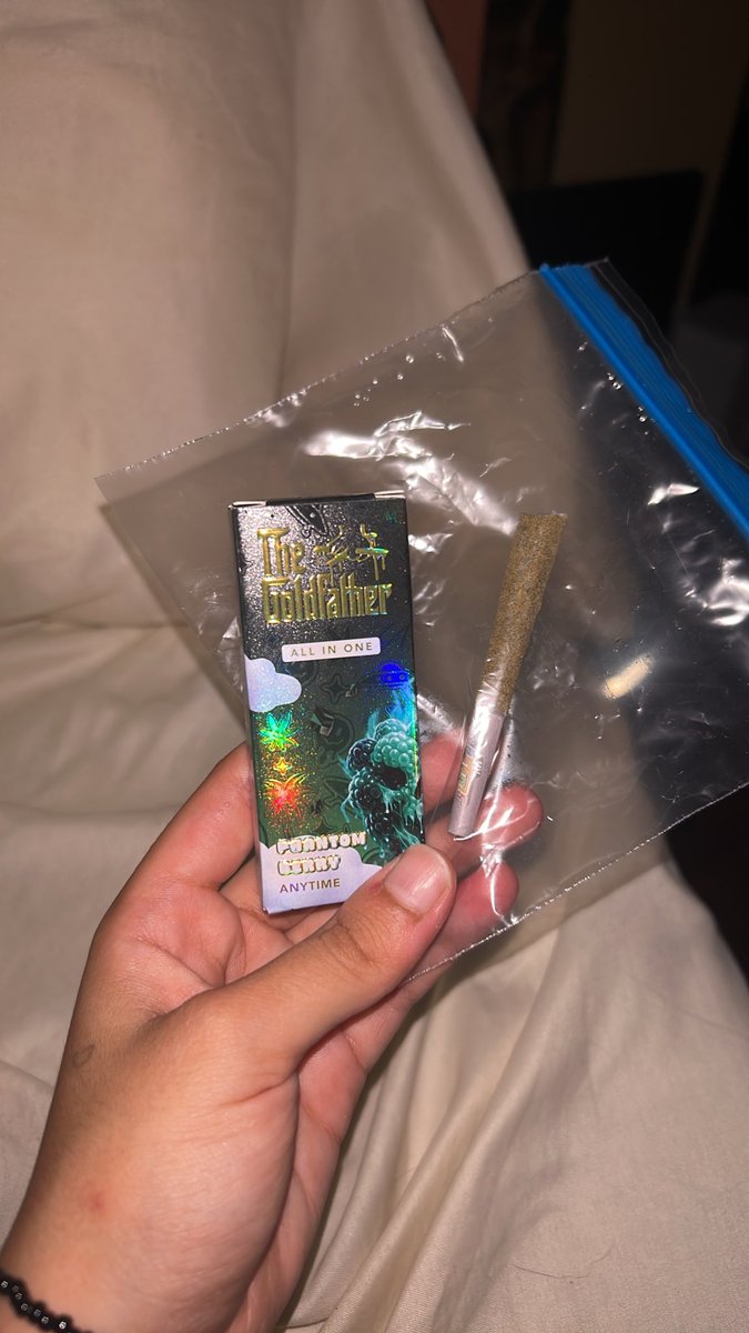 bummydummyloser's tweet photo. sexy mama🤤🤤 should i spark?? #weedtwt #420twt https://t.co/yX32T1yVRA