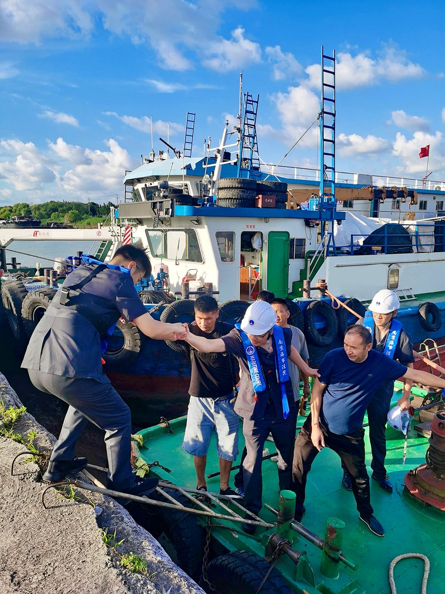 Jun80774288's tweet photo. [The crew team worked hard to transport the beautiful brocade, leveraging their skills to complete the task smoothly.]， https://t.co/4LYiYYOPcM