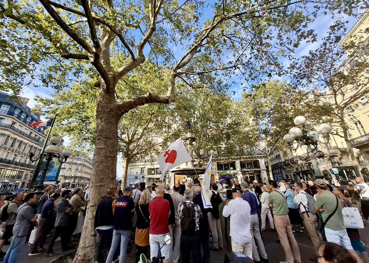 VeriteEpstein's tweet photo. 📸 Retour en images sur le rassemblement consacré à l’affaire #Epstein, organisé à Paris ce dimanche 27 septembre. La vérité doit éclater et les complices répondre de leurs actes. « Affaire Epstein : il faut un tribunal de Nuremberg pour punir ses complices ! » https://t.co/SMqIS0cz41