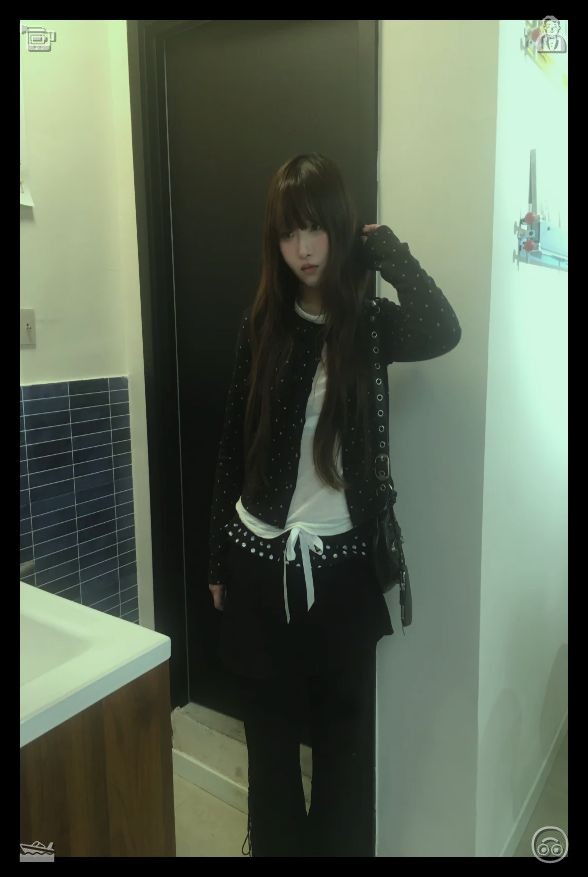 99GrahamA's tweet photo. 💁Balcony cleaning Plants, wateredShe placed the box back into the crate, covered it with packing paper, and locked the storage room door behind her. As she walked down the empty hallway, she couldn’t shake the feeling that someone was watching her every move. https://t.co/FxaE6MLLQP