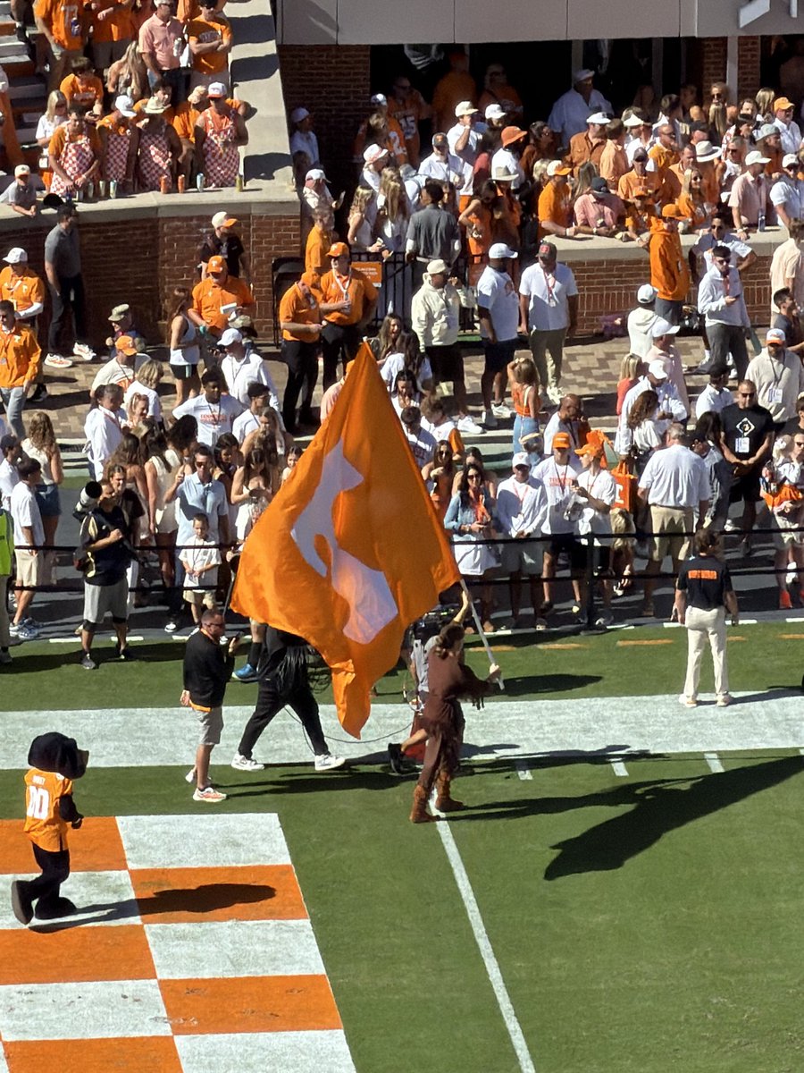 Gr8fulAlien's tweet photo. @TheTunnel_Texas The Tennessee fans were polite and friendly.  A few even offered to buy me drinks.  Great place. https://t.co/HwGBi9tQpR