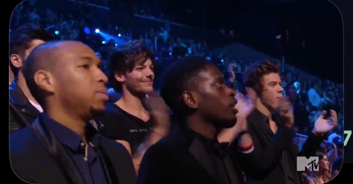 zquadrry28x's tweet photo. NOT ONE DIRECTION APPEARING DURING THE VMAS START LMAO, THE WAY I SCREAMED https://t.co/hZJXJEa2ET