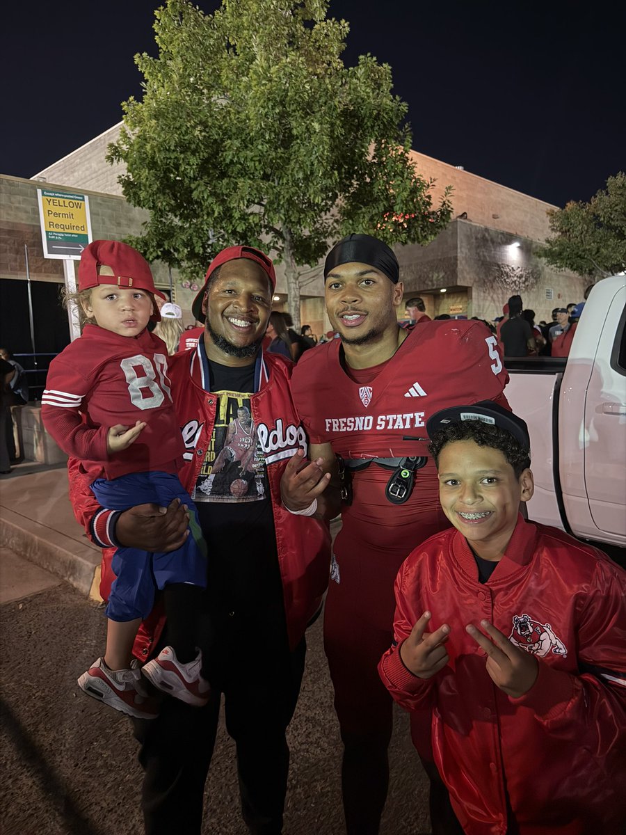 Dadofthe91six's tweet photo. It was nice finally meeting one of my favorite current bulldogs! keep ballin @21_SHarris https://t.co/fUmnle725k