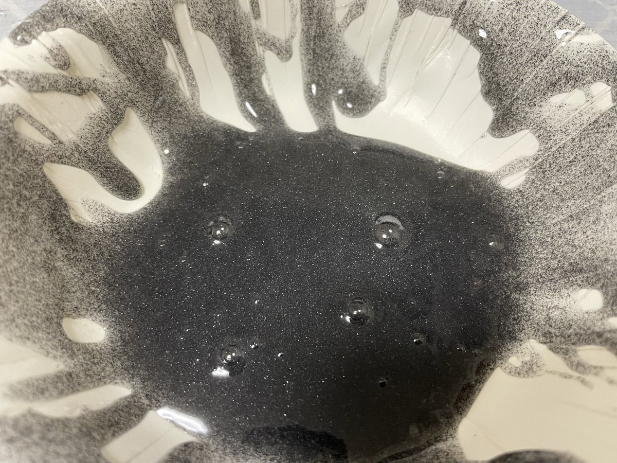 SweetHo84497180's tweet photo. 磁石で操れる砂鉄スライムなるものを作って遊んだけど、完全に水木しげるだった https://t.co/G4R1cVkR4X