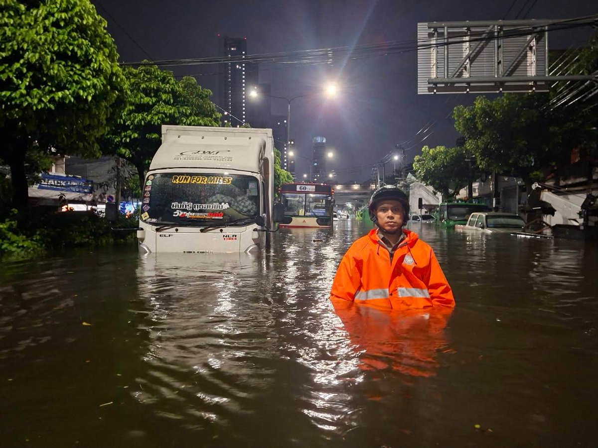 fm91trafficpro's tweet photo. 🚨 อัปเดตสถานการณ์น้ำ | สี่แยกบางกะปิ

📍 บริเวณ สี่แยกบางกะปิ ถนนนวมินทร์ ขาเข้า–ขาออก

⚠️ ขณะนี้บริเวณสี่แยกบางกะปิ ยังมีปริมาณน้ำท่วมสูง รถขนาดเล็กห้ามผ่าน เนื่องจากอาจเกิดอันตรายและรถดับกลางทางได้

⛔ ขอให้ประชาชนที่ใช้รถขนาดเล็ก หลีกเลี่ยงเส้นทางสี่แยกบางกะปิ และวางแผนใช้เส้นทางอื่น 

#สวพFM91 #น้ำท่วมกรุงเทพฯ #น้ำท่วม69
