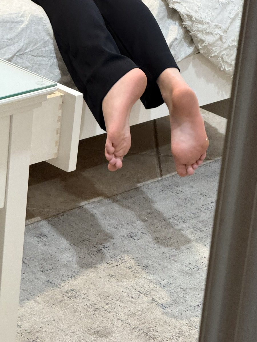 shmeister67's tweet photo. my sis got such a fat ass 🤤 i js wanna bury my face in there while she jerks me off w her sexy ass feet. #crepshot #fatass #feetfetısh https://t.co/edMcC0Bpre