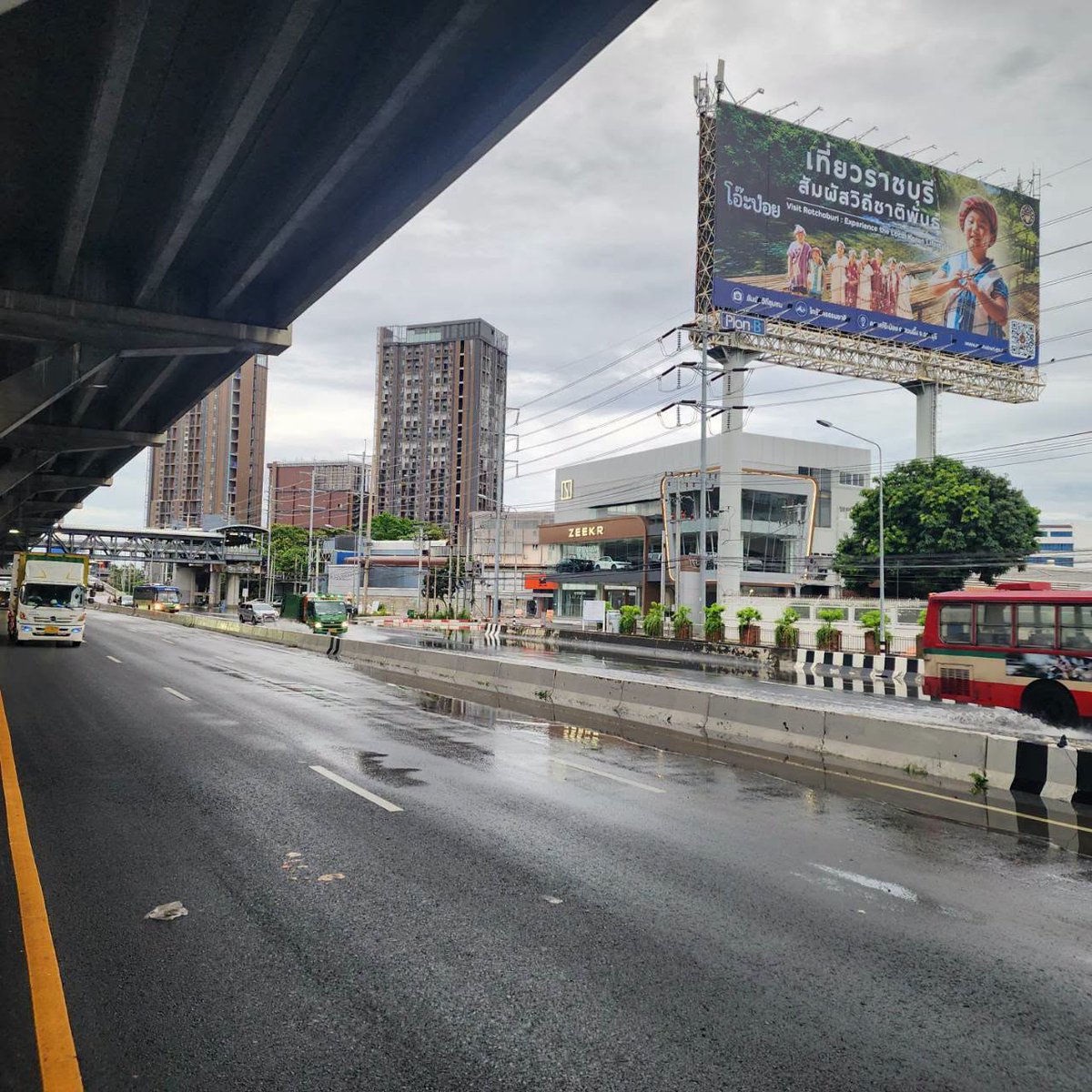 fm91trafficpro's tweet photo. ถนนวิภาวดีรังสิต ระดับน้ำลดลงแล้ว รถทุกชนิดสามารถสัญจรผ่าน

จุดที่เคยมีปัญหาเหล่านี้ได้ทั้งหมด

--- ด่านแจ้งวัฒนะ
---  รร.ไผทอุดมศีกษา
--- ซอยวิภา 66 - 64 - 62 -  60 - 58 - 56 
--- ไทยพีบีเอส เดลินิวส์ ยาวไปยนถึงยาคูลท์ รถที่จะออกจากซอยต่างๆสามารถออกมาได้แล้วนะครับ

#สวพFM91 #น้ำท่วมกรุงเทพฯ #น้ำท่วม69

ที่มา : จ่าไม่เฉย แกไม่รอดแน่