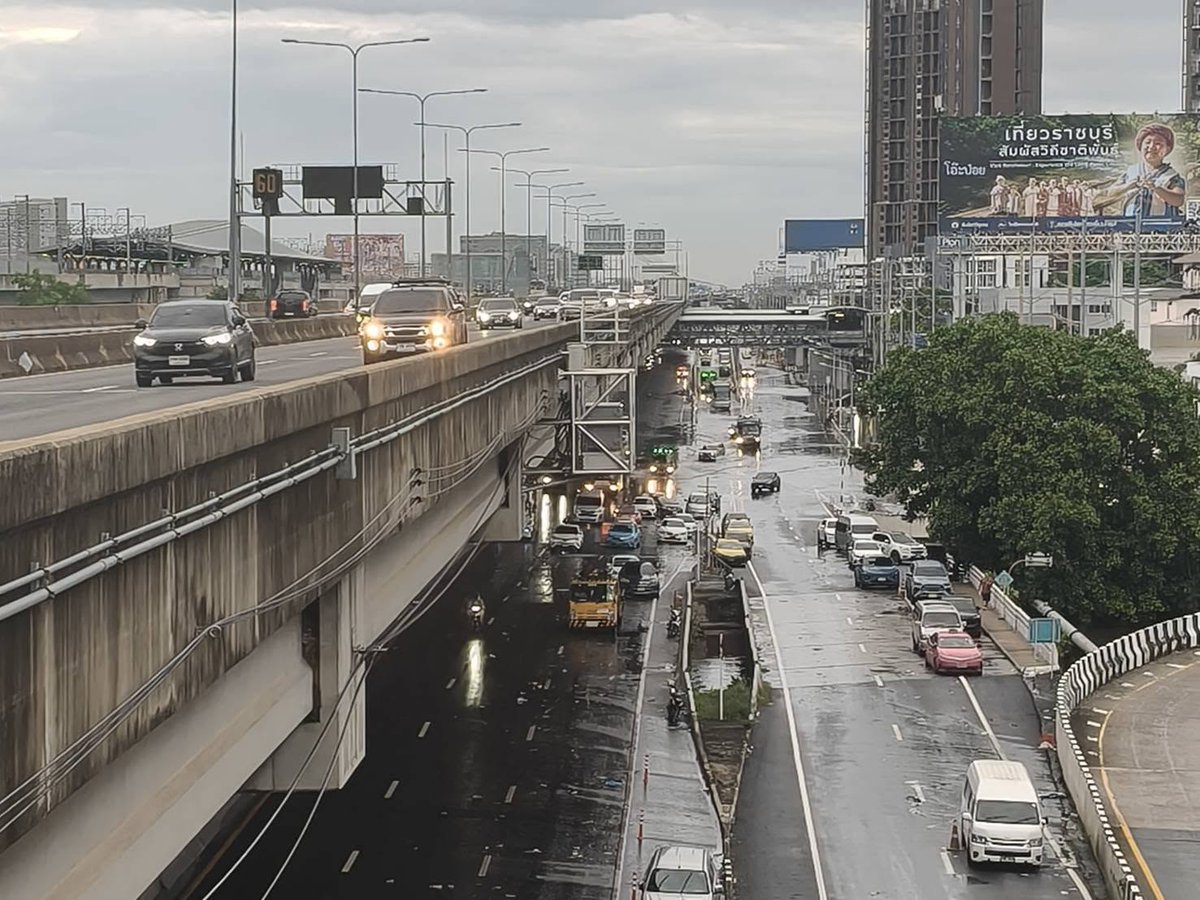 fm91trafficpro's tweet photo. ถนนวิภาวดีรังสิต ระดับน้ำลดลงแล้ว รถทุกชนิดสามารถสัญจรผ่าน

จุดที่เคยมีปัญหาเหล่านี้ได้ทั้งหมด

--- ด่านแจ้งวัฒนะ
---  รร.ไผทอุดมศีกษา
--- ซอยวิภา 66 - 64 - 62 -  60 - 58 - 56 
--- ไทยพีบีเอส เดลินิวส์ ยาวไปยนถึงยาคูลท์ รถที่จะออกจากซอยต่างๆสามารถออกมาได้แล้วนะครับ

#สวพFM91 #น้ำท่วมกรุงเทพฯ #น้ำท่วม69

ที่มา : จ่าไม่เฉย แกไม่รอดแน่