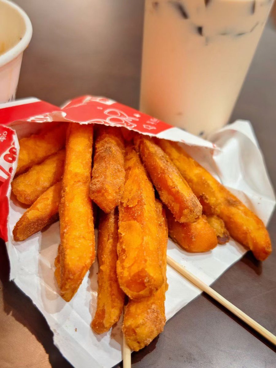 RosendaCharters's tweet photo. Craving crispy Taiwanese bubble tea taro fries from the street cart! Crunchy on the outside, fluffy inside—perfect late-night snack vibes. ， https://t.co/kCt8JWf4hC