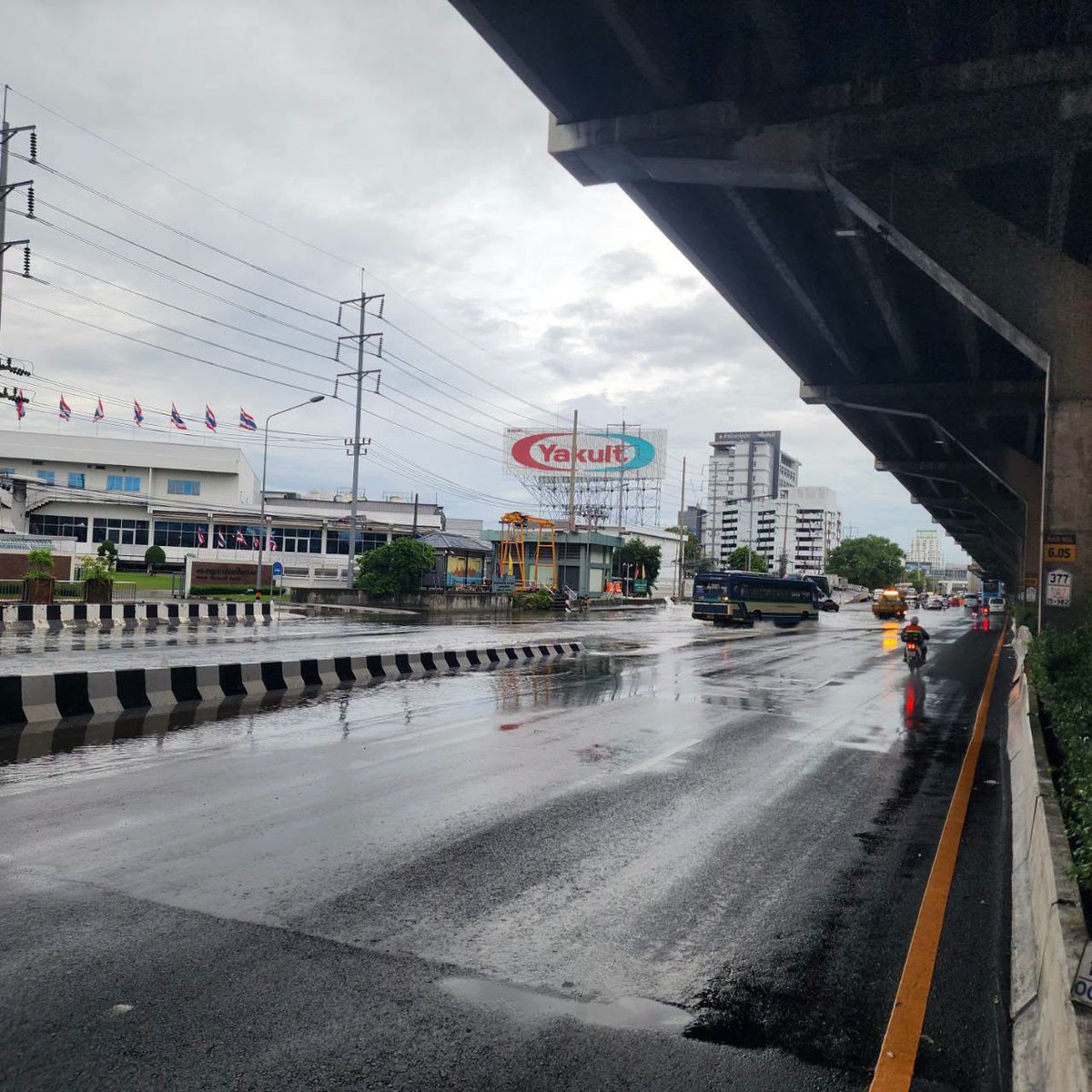 fm91trafficpro's tweet photo. ถนนวิภาวดีรังสิต ระดับน้ำลดลงแล้ว รถทุกชนิดสามารถสัญจรผ่าน

จุดที่เคยมีปัญหาเหล่านี้ได้ทั้งหมด

--- ด่านแจ้งวัฒนะ
---  รร.ไผทอุดมศีกษา
--- ซอยวิภา 66 - 64 - 62 -  60 - 58 - 56 
--- ไทยพีบีเอส เดลินิวส์ ยาวไปยนถึงยาคูลท์ รถที่จะออกจากซอยต่างๆสามารถออกมาได้แล้วนะครับ

#สวพFM91 #น้ำท่วมกรุงเทพฯ #น้ำท่วม69

ที่มา : จ่าไม่เฉย แกไม่รอดแน่