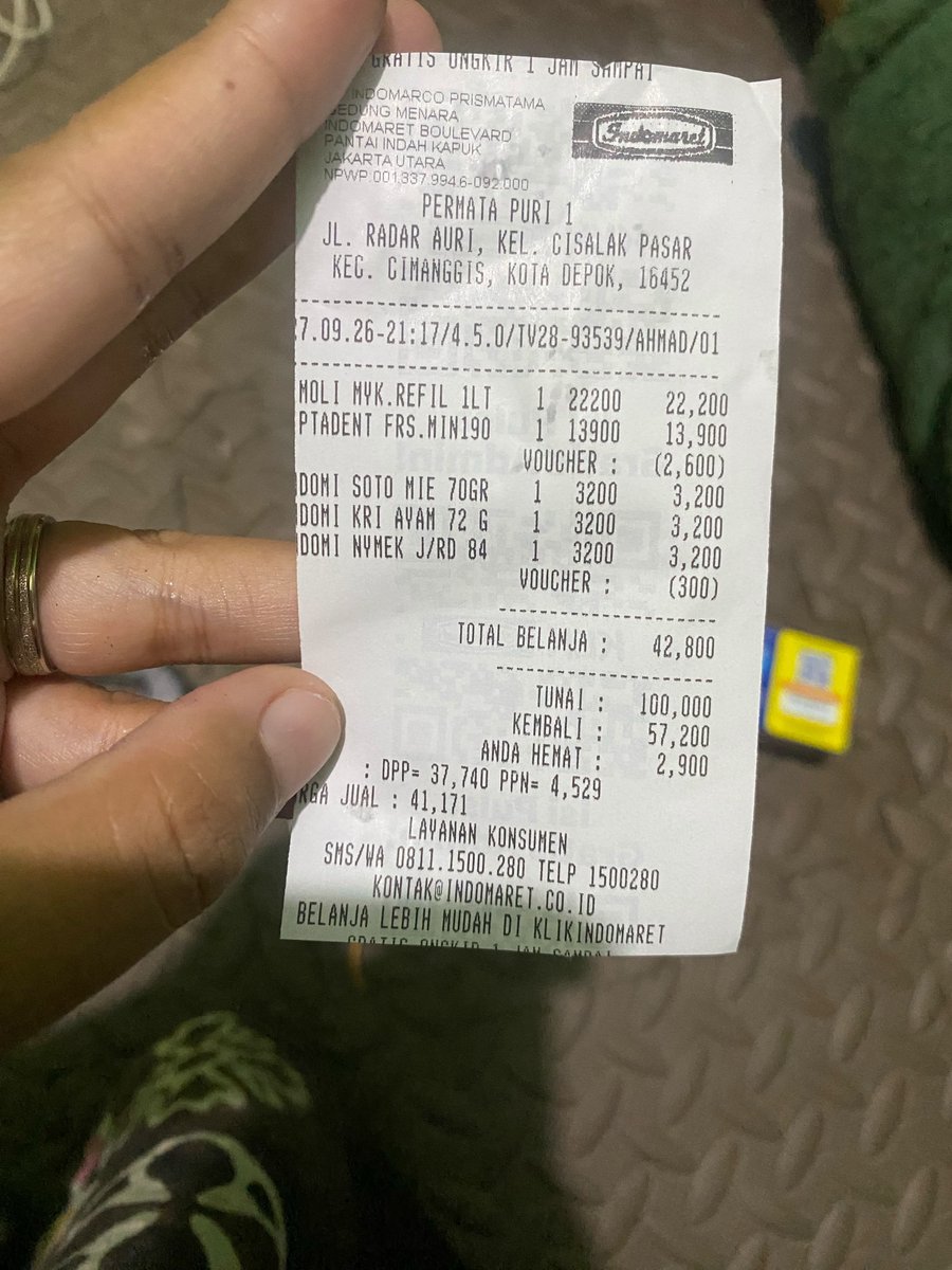 keluhkesahkonoh's tweet photo. Buat pendukung Wowo yang bukan orang kaya dan sebenarnya nggak diuntungkan dari terpilihnya dia, kata gue mah tobat deh 😭 Buka mata lu lebar-lebar. Serius, lu nggak ngerasain kebobrokan yang ada sekarang?

Gue belanja mie instan 3 biji, minyak 1 liter, sama pasta gigi aja udah Rp42 ribu.