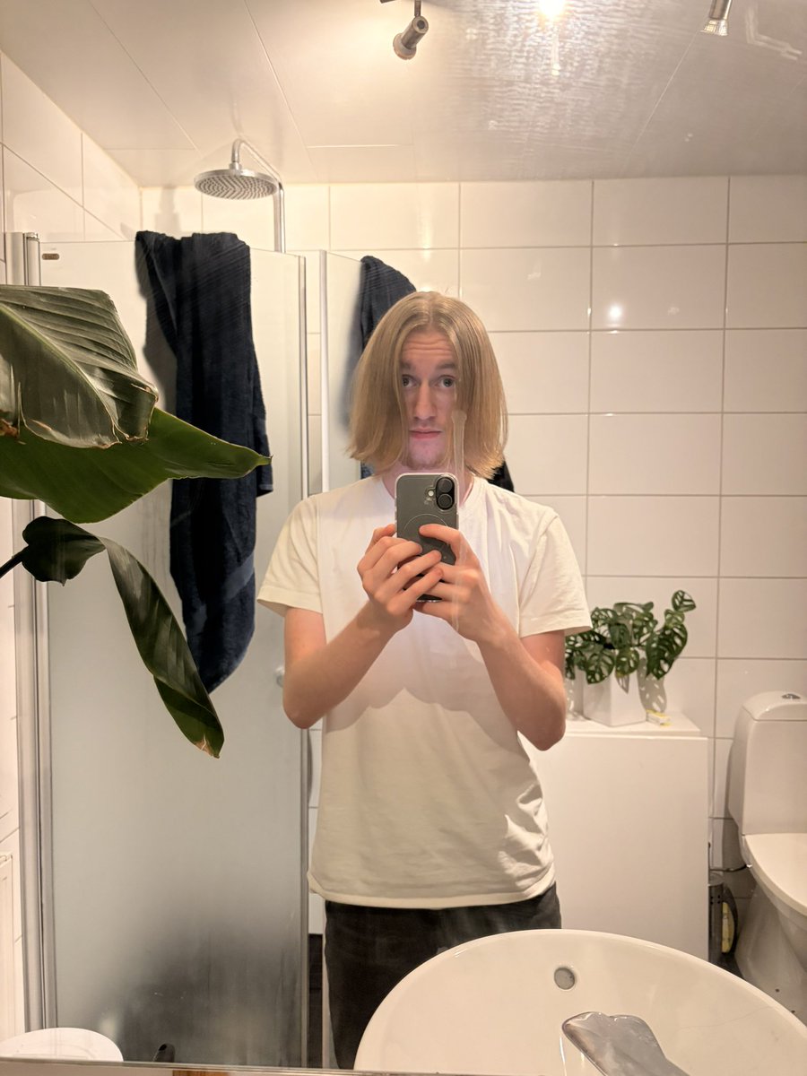 TheRealGlytch's tweet photo. Was stood in the Bathroom brushing my hair and looked up and started hearing nirvana all of a sudden https://t.co/vX7ARqiLBv