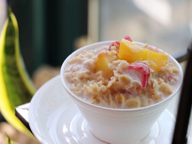 KayleeGrot6zhu's tweet photo. Simple joy of the week: warm oatmeal topped with fresh berries and a dash of honey  Perfect start for a busy morning! https://t.co/jiSuTMpYJb
