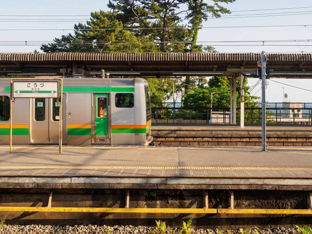 hfaaep's tweet photo. 2026年09月28日 08時08分 
東海道線_(JR東日本) 国府津駅 で人身事故
この事故の影響で
一部で遅延が生じている

列車到着と同時に男性が
線路に立ち入り列車と接触した

事故直後の様子↓
https://t.co/0I0ClRBy7z
男性が飛び込んだのを目の当たりにし
泣きながら嘔吐する女性の姿 https://t.co/mb1TjXi3Tl