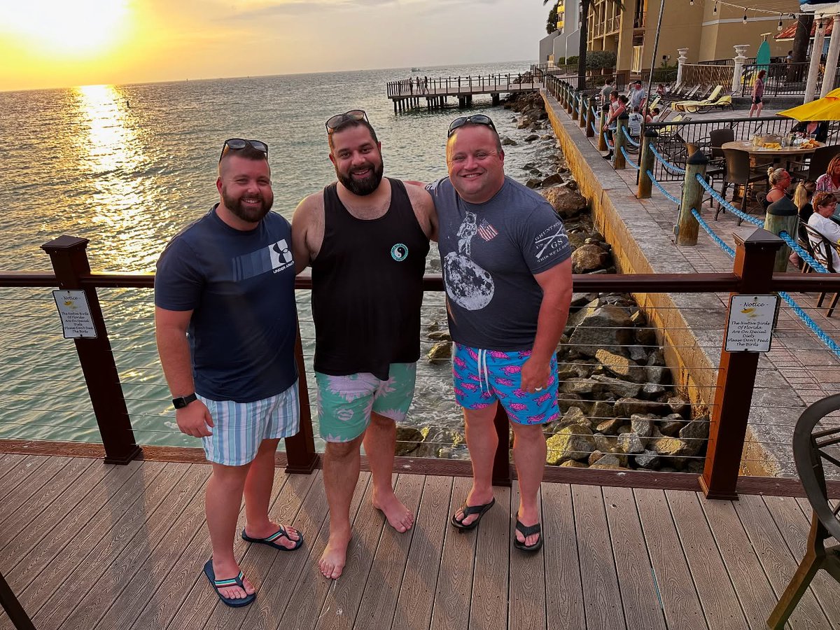 DiguJapa's tweet photo. Adventures are better with friends 🏝️🐻

📍Clearwater Beach, Florida 🗺️🇺🇸✌🏼📸

•
•
•
•
•
•
•
•
•
•
•
•
•
•
•
•
•
•
•
#nomadicbearventures #clearwater #clearwaterbeach #florida #bar #friends #smile #lekker #sunset https://t.co/2XhDLS1t26