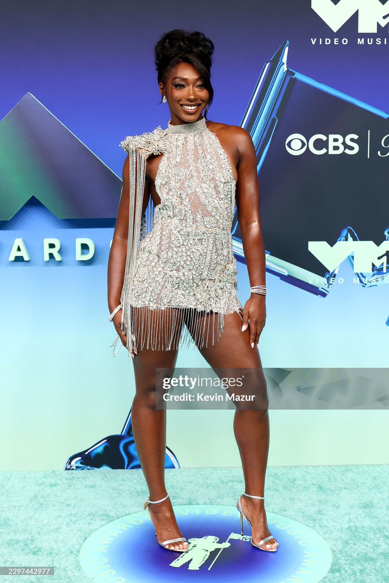 AniyaCore's tweet photo. TORE HER SET!!

ANIYA HARVEY AT THE VMAs https://t.co/pO6LzfeEGV