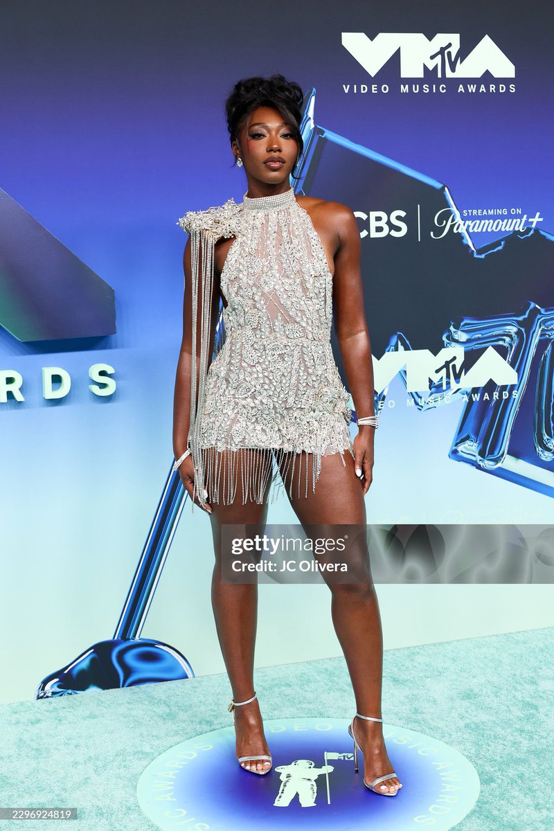 AniyaCore's tweet photo. TORE HER SET!!

ANIYA HARVEY AT THE VMAs https://t.co/pO6LzfeEGV