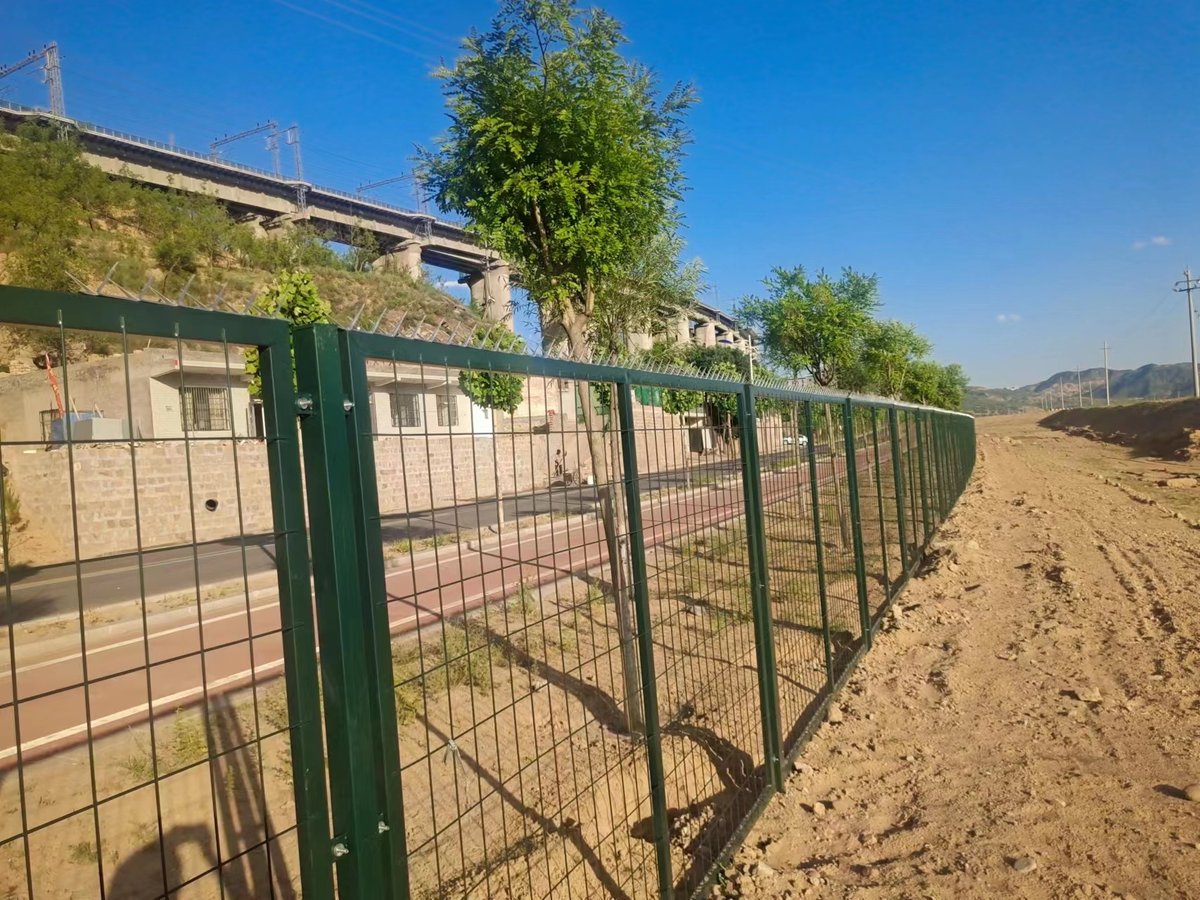 king_cmh's tweet photo. [Shack cleaning zinc-plated fence is in full swing!]， https://t.co/s9eHhdxDv8