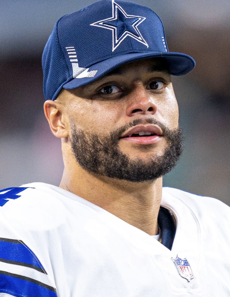 _martinmoreno's tweet photo. Mientras @dak (Dak Prescott) sea el QB, los @dallascowboys seguirán siendo un equipo perdedor. En la yarda 3, con primera y gol, todo puesto para ganar el juego a los @Ravens…y no pudo avanzar ni siquiera una yarda. Prescott no está hecho para juegos grandes. Malo y gallina 😡 https://t.co/NHRIWSUnUa