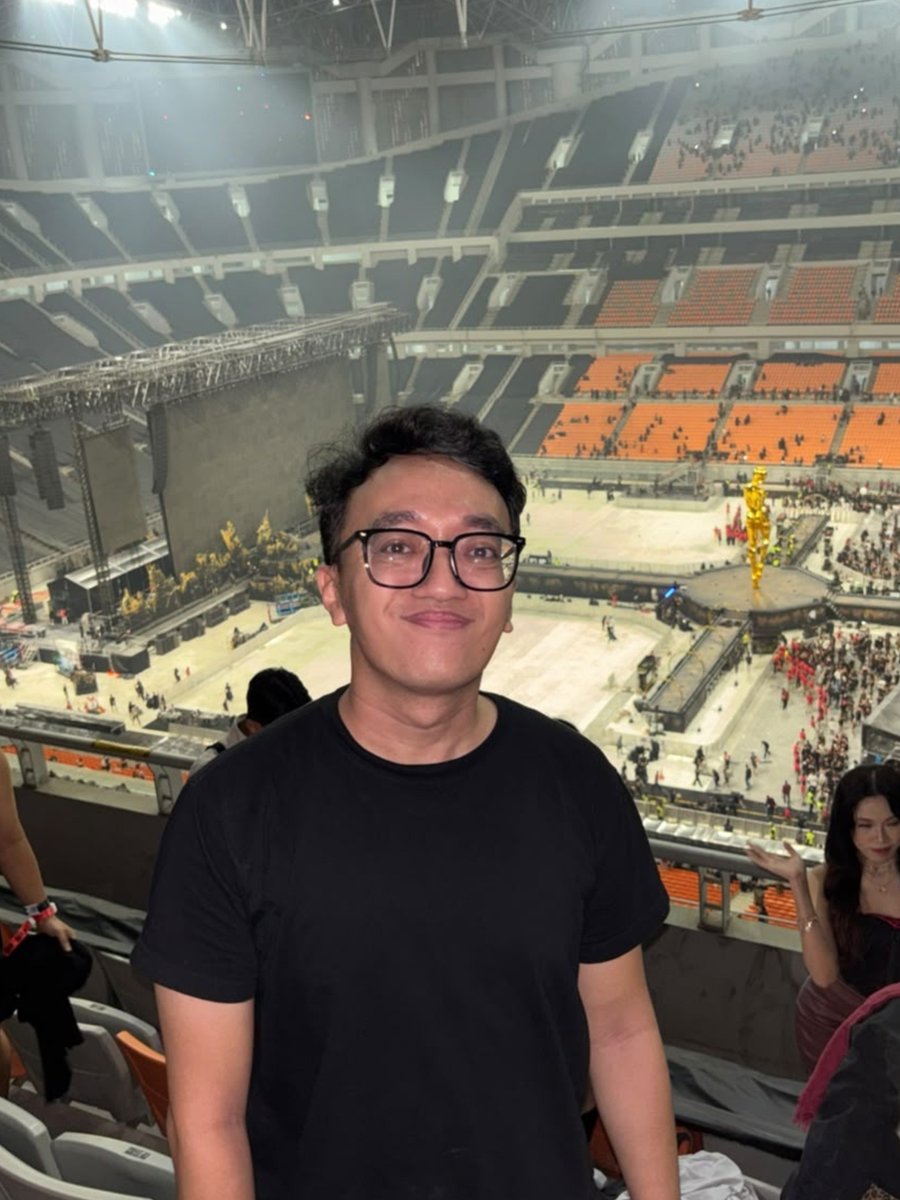 rameankebulan's tweet photo. After 10 years of waiting, it was all worth it 

@theweeknd Jakarta Day 2 💫 https://t.co/mEkLxqDzwQ