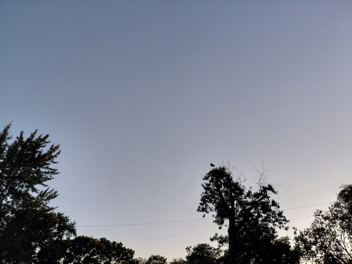 ohiohank's tweet photo. Cloudless at sunset #MyFrontDoor https://t.co/KRTf7BbCl6