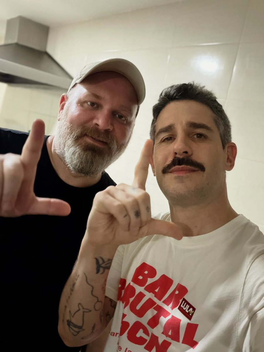 pedroneschling's tweet photo. Falta uma semana para as eleições. Eu e @chicobarney gostaríamos de lembrar que o voto é secreto. https://t.co/TPu73E27aq