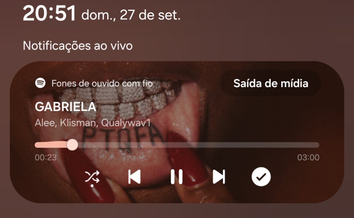 davizeragoti's tweet photo. ja é a sétima vez que toca gabriela so hj, acho que o spotify quer me falar alguma coisa https://t.co/M04f5Ry8wA