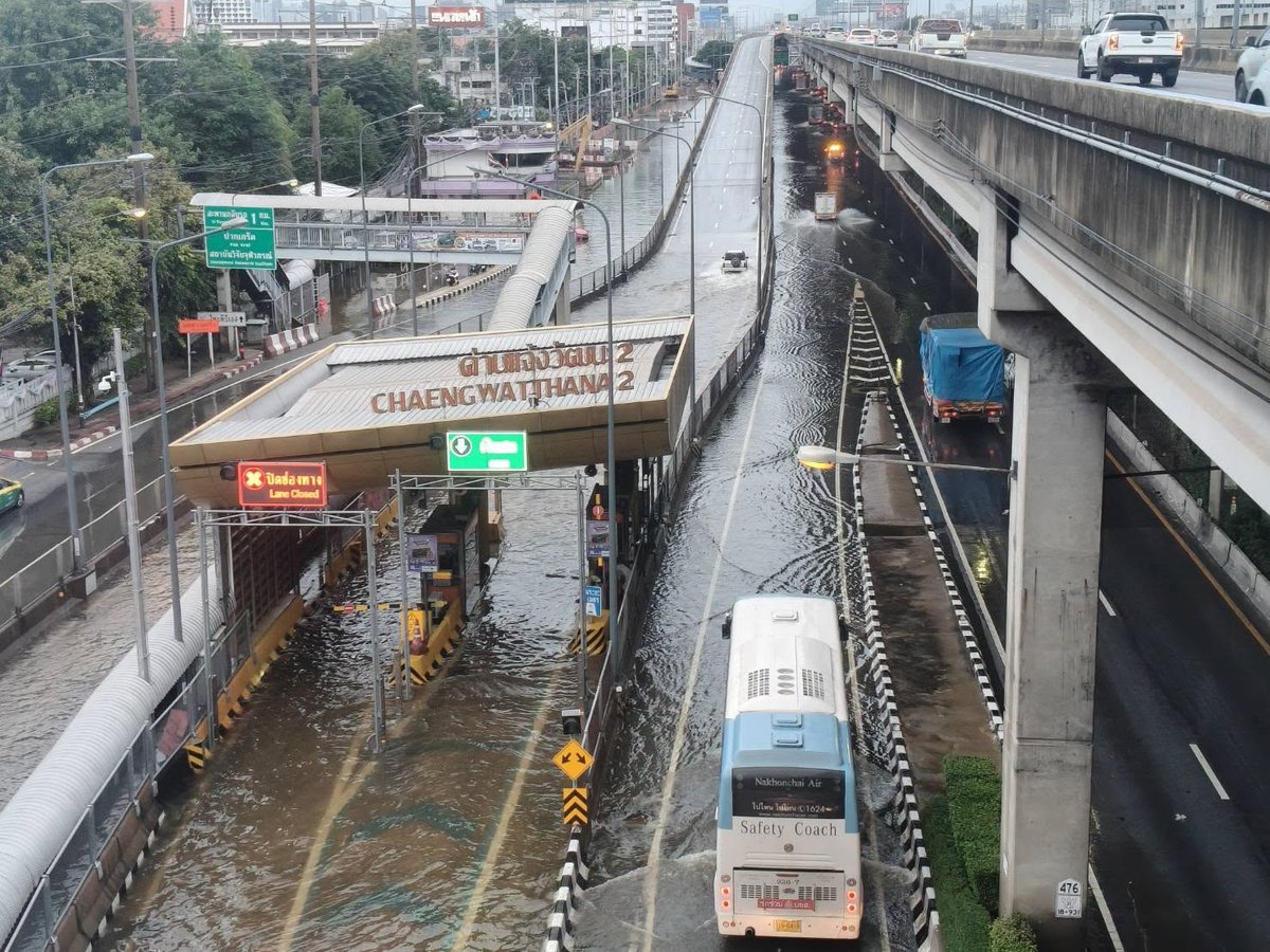 fm91trafficpro's tweet photo. ถนนวิภาวดีรังสิต ระดับน้ำลดลงแล้ว รถทุกชนิดสามารถสัญจรผ่าน

จุดที่เคยมีปัญหาเหล่านี้ได้ทั้งหมด

--- ด่านแจ้งวัฒนะ
---  รร.ไผทอุดมศีกษา
--- ซอยวิภา 66 - 64 - 62 -  60 - 58 - 56 
--- ไทยพีบีเอส เดลินิวส์ ยาวไปยนถึงยาคูลท์ รถที่จะออกจากซอยต่างๆสามารถออกมาได้แล้วนะครับ

#สวพFM91 #น้ำท่วมกรุงเทพฯ #น้ำท่วม69

ที่มา : จ่าไม่เฉย แกไม่รอดแน่