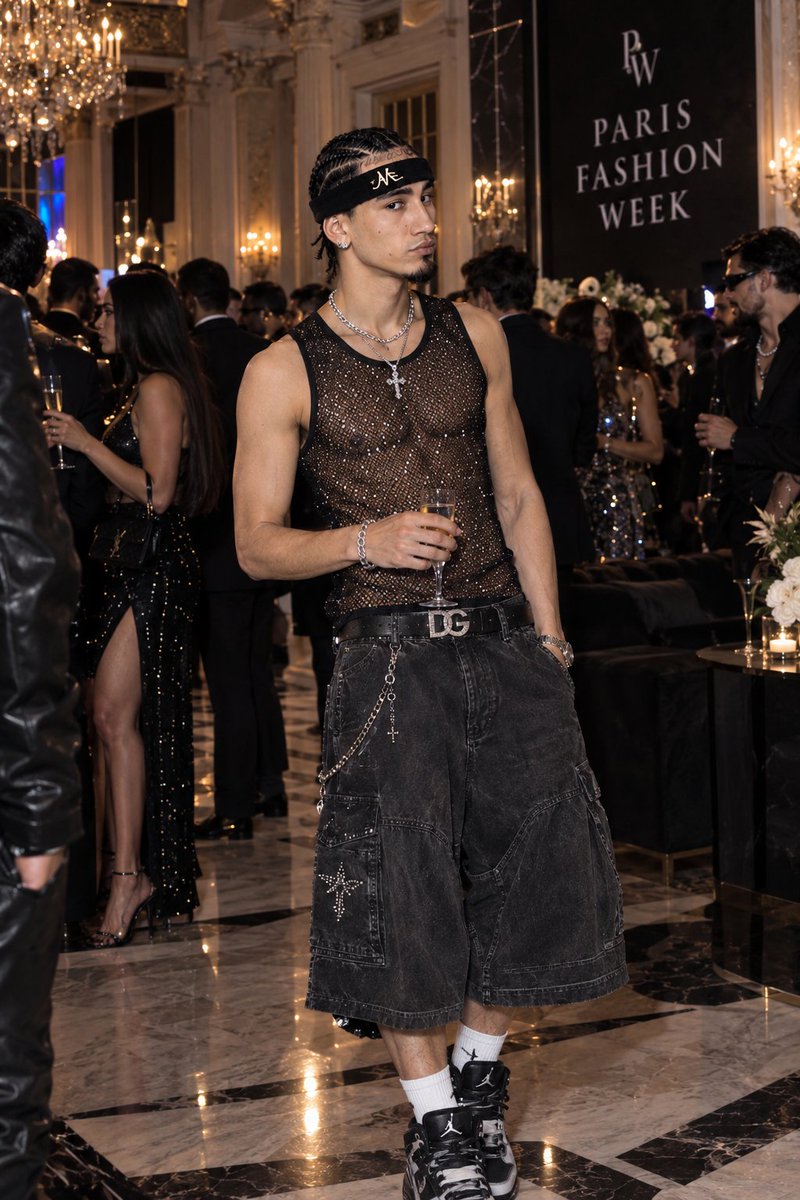 PFashionShowUK's tweet photo. @TEHABL4OUSI ha llegado con un traje inspirado en la moda de los 2000's  al after de la Paris Fashion Week. https://t.co/kVx9MOBXbm