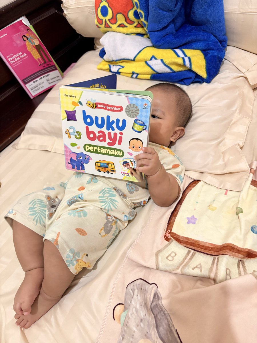 Sipitungscbd's tweet photo. Mertua gue posting story WA begini, kayaknya karena gemes kali yaaa 😭

Terus ada temennya yang komen, “Bu, jangan dibiasain baca sambil rebahan, nanti matanya minus.”

Terus mertua gue jawab, “Lhaaaaa, umurnya baru 4 bulan ini.” 😭😅🫠 https://t.co/A5SVHWytlG