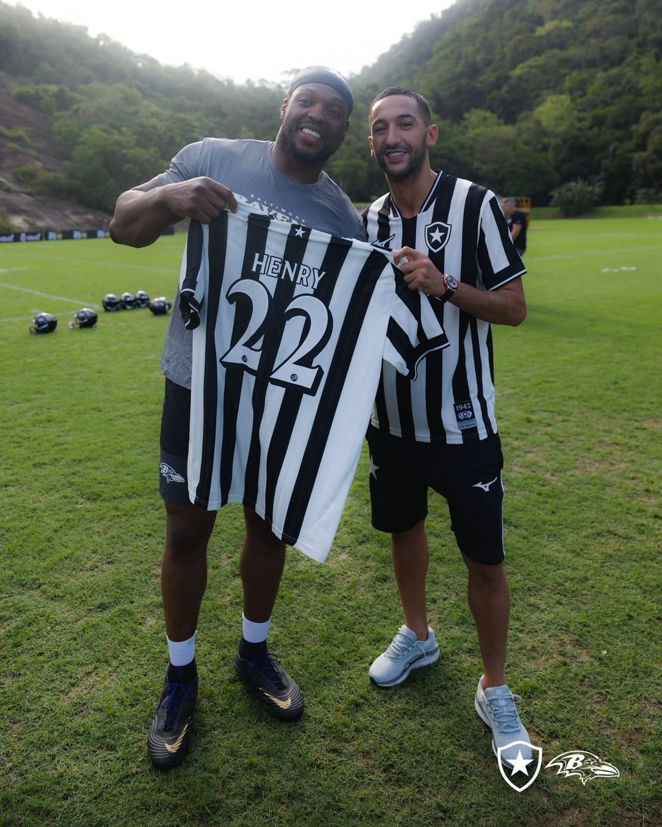 Botafogo's tweet photo. RAVENS ON FIRE 🔥🏈

A Família Botafogo parabeniza o @Ravens pela grande vitória no NFL Rio Game! E, é claro, com o toque do Mago para o Rei ! 👏🏾 #BFR

📸 Shawn Hubbard / Ravens e Arthur Barreto / BFR https://t.co/OZzfy4RctY
