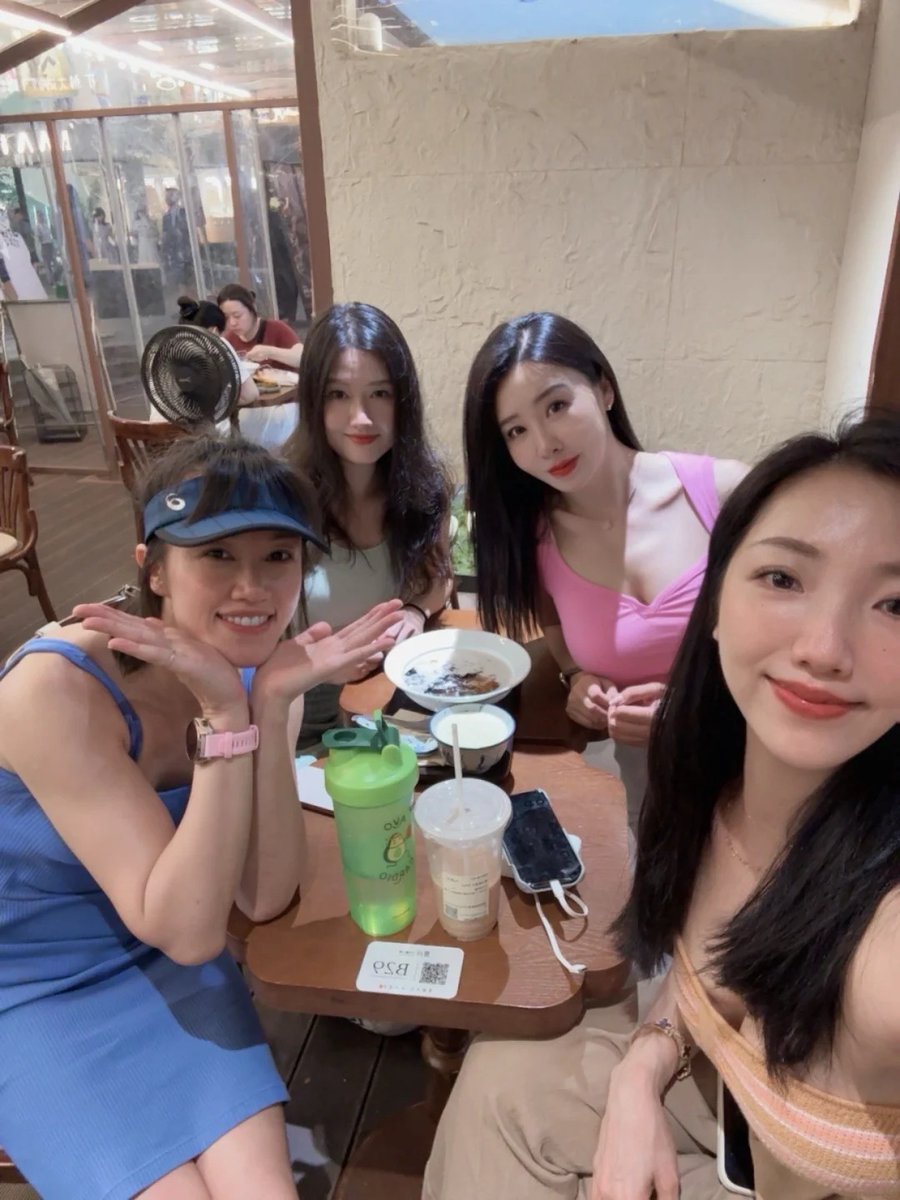 AnnieDavidson66's tweet photo. Spent a wonderful, happy weekend with my girlfriends 📷 https://t.co/yxQNZan6VO