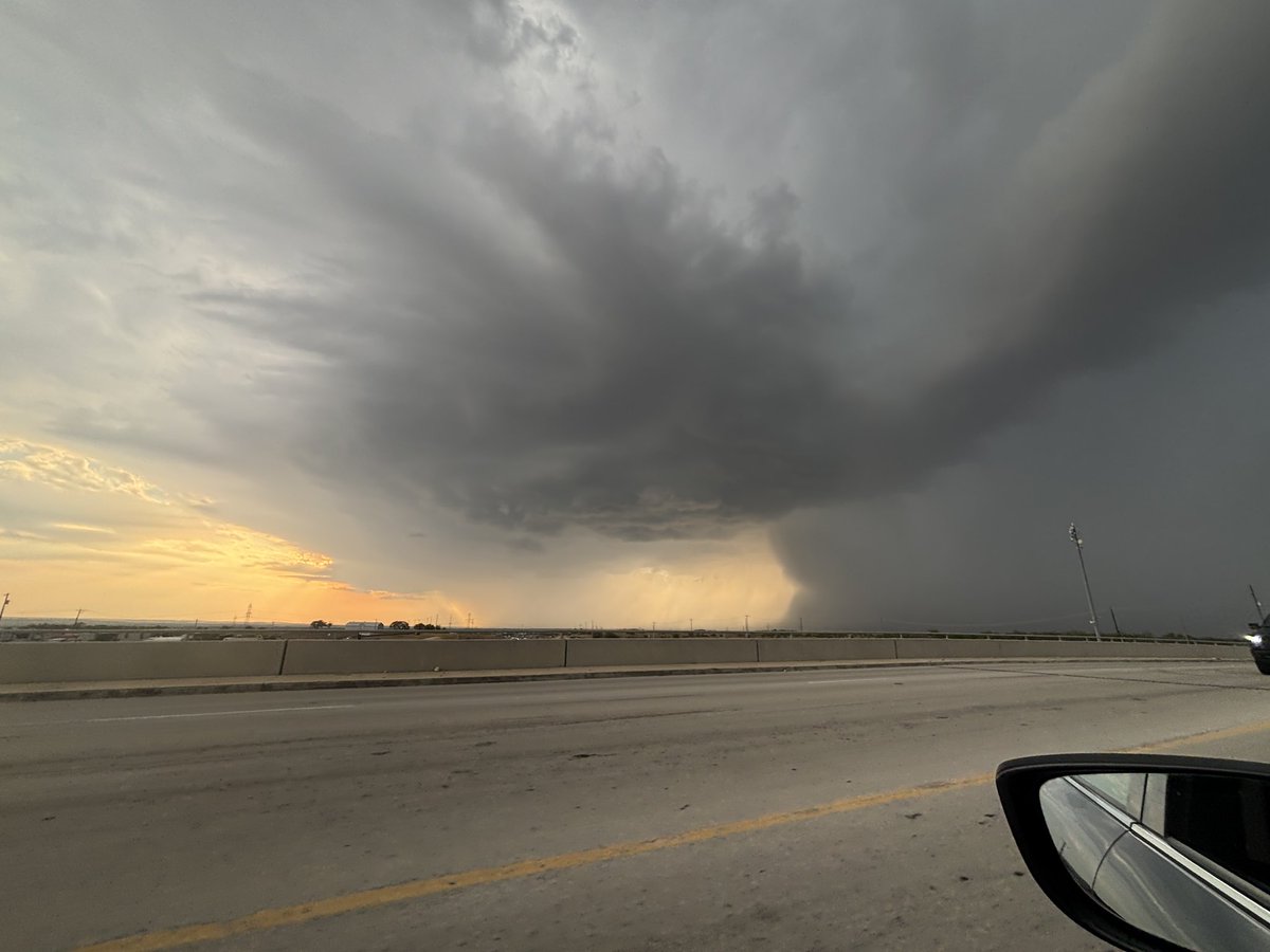 mattlantz's tweet photo. @WxFanaticCC @TxStormChasers View from 1187 looking west about 10 min ago https://t.co/wzl19tYTx1