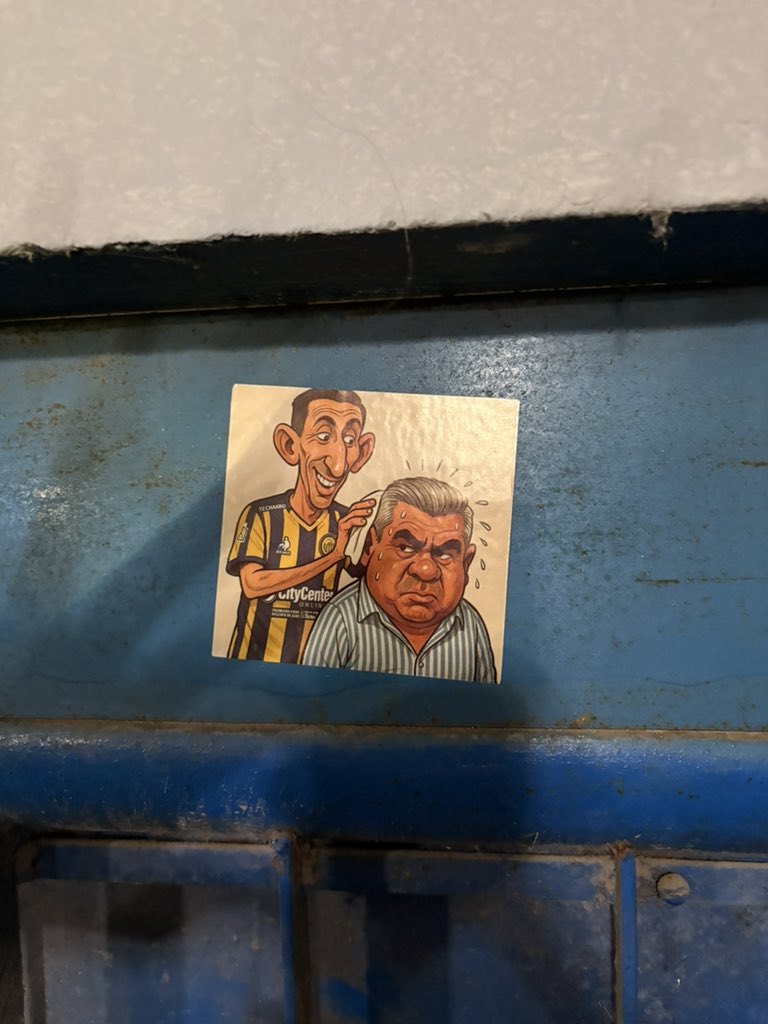 martidenise_'s tweet photo. Medio raros los stickers que están pegados en el gigante de arroyito che https://t.co/xmNRktGgZB