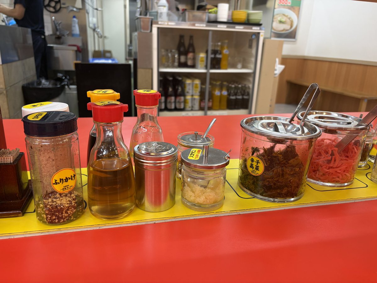 hayami2025's tweet photo. 福岡空港の帰り、黄色い看板につられて「ドライブイン一幸舎」へ🍜

豚骨のつもりが、メニューの「博多中華そば」に予定変更。最近食べた醤油ラーメンの中では、濃いめでパンチのある一杯でした。

塩気と油分は自分には強め。病気をしてからスープは飲み干さないけど、今回はいつも以上に残しました。こういう一杯が食べたくなったら、また行きたい。

薬剤師メモ：スープの飲み方は、自分の体調に合わせて決めています。