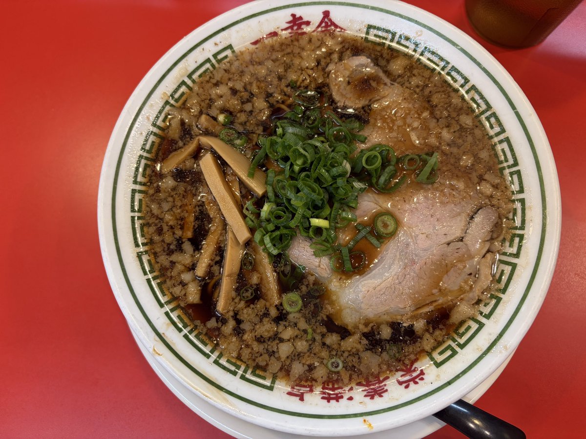 hayami2025's tweet photo. 福岡空港の帰り、黄色い看板につられて「ドライブイン一幸舎」へ🍜

豚骨のつもりが、メニューの「博多中華そば」に予定変更。最近食べた醤油ラーメンの中では、濃いめでパンチのある一杯でした。

塩気と油分は自分には強め。病気をしてからスープは飲み干さないけど、今回はいつも以上に残しました。こういう一杯が食べたくなったら、また行きたい。

薬剤師メモ：スープの飲み方は、自分の体調に合わせて決めています。
