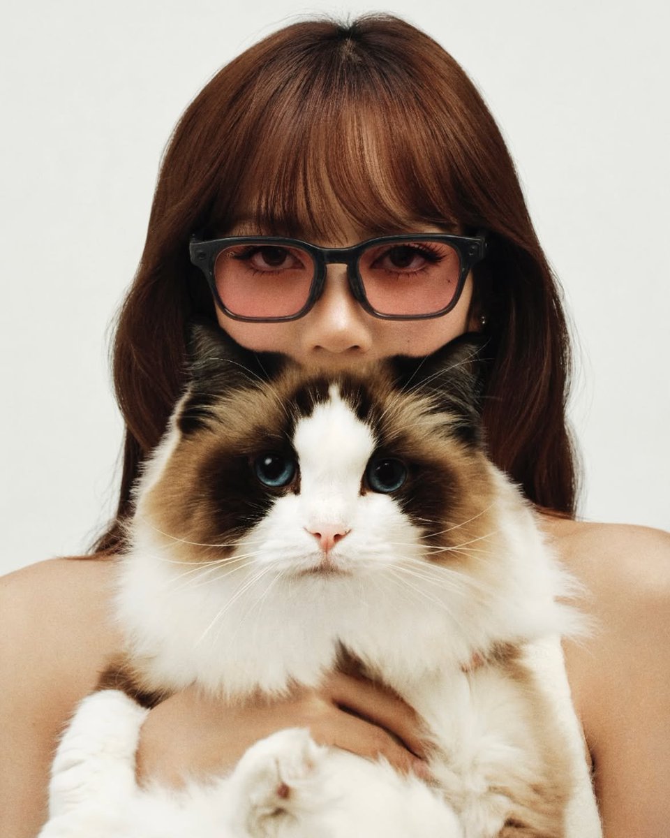 PopEmpirex's tweet photo. LISA extends her record as the Most Awarded K-pop Solo Artist in the #VMAs History with 4 WINS.

2022: LALISA
2024: Rockstar
2025: Born Again
2026: Dream https://t.co/2IiFZgPAAK