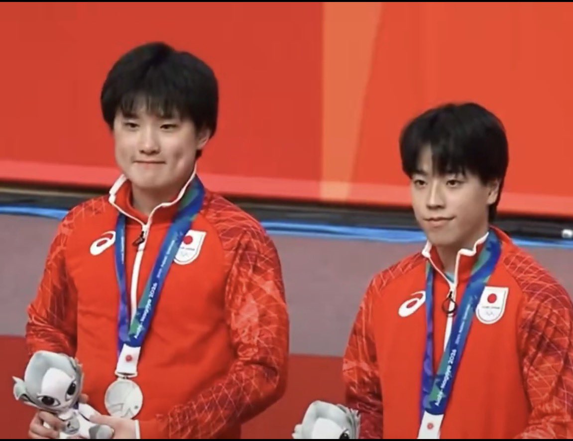 Tomolove81's tweet photo. ダブルス🥈おめでとう！
準決勝、崖っぷちからの大逆転凄かった、、！
セレモニーで笑顔が見られて良かった❣️

60年ぶりの団体金、44年ぶりのダブルス決勝進出で銀
とんでもない大会だった🌟

#張本智和
#篠塚大登
#アジア競技大会 https://t.co/RZq1t9wPkn