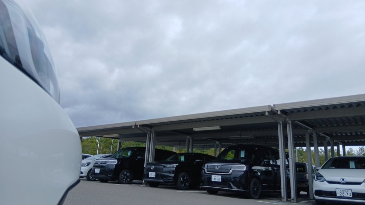 hondarentalease's tweet photo. おはようございます
新千歳空港ラベンダー店です

今日の千歳は曇りのち雨
予想最高気温22度
降水確率午前80%・午後90%

予報では雷やヒョウに注意となっているので大気の状態が不安定のようです
お出かけの際は傘があった方が安心ですね

秋の交通安全運動期間中です
皆さま安全運転でお願いします https://t.co/PezrAaINWz