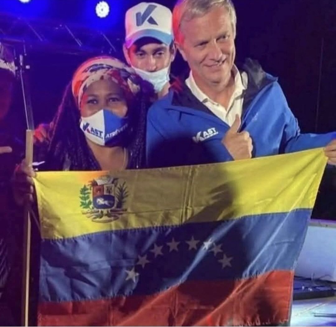 Elchemmsito2_0's tweet photo. Vaya vaya.. asi q el sujeto que tiene debatiendose entre la vida y la muerte a un carabinero es un venezolano votante de kast. De esos mismo que hoy estan en Moneda y en RedSalud P. De Valdivia.
#VamosLaU #PrimerPlanoCHV #Cadem #MesaCentral #enacional #veneco #KastDestruyóChile https://t.co/ITC8Qq6x87