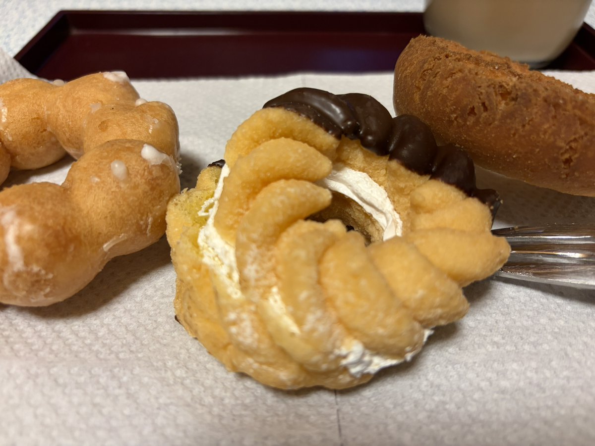 shinwaplastic's tweet photo. おはしんわ！
今日の東大阪は雨☔️

先日仕事帰りにずっと食べたかったミスドのさつまいもド🍠を買いにいったら売り切れていました🍩
ちょっと遠出したのに🥲
代わりにいつものを爆食いしました✨

今週もよろしくお願いします🙂

#企業公式が毎朝地元の天気を言い合う
#企業公式相互フォロー https://t.co/0eN4kmtDfH