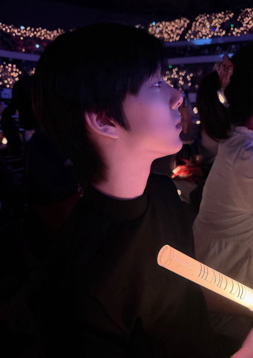 1000SH_'s tweet photo. 어제 刘宪华 콘서트 갔다고 사진 찍어서 버블 보내줬당 ㄱㅇㅇ https://t.co/qgbTEdorli