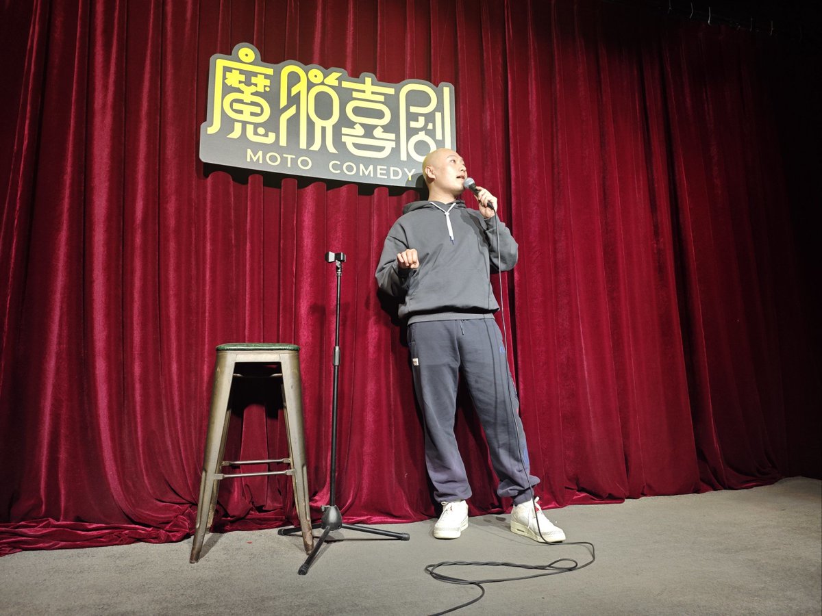 AshtonClowlc's tweet photo. Just bombed a set at the downtown comedy club—only one guy laughed, and it was the bartender who felt bad for me.  #LiveComedy https://t.co/KYEUJ3Mchj
