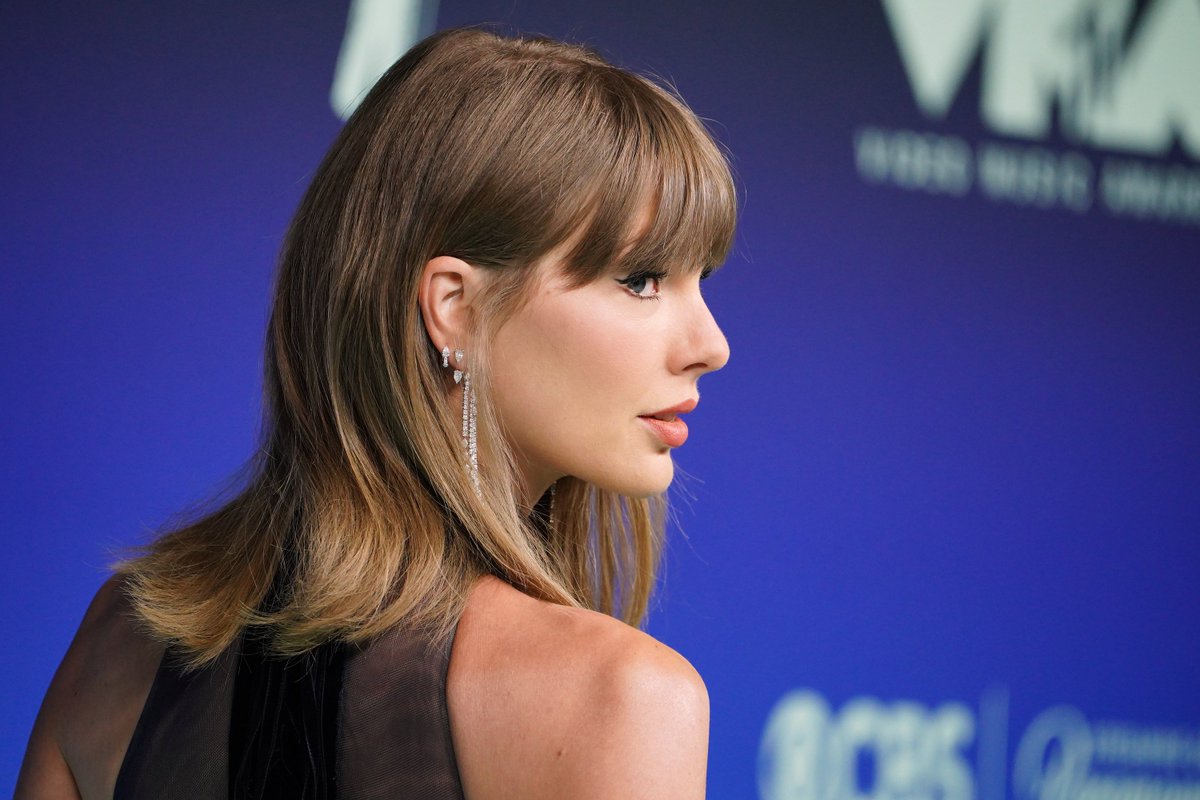 4k_taylorr's tweet photo. Close-ups of Taylor Swift at the #VMAs https://t.co/tbo8EAgngJ