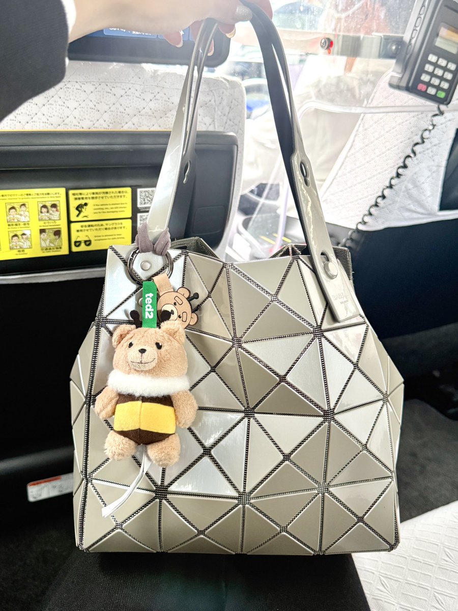nomulieprodrunk's tweet photo. 9月のCARAT愛用中。
ファスナー付きでCARATにジャストサイズのフェルトバッグインバッグ使ってたけど（3枚目）、さらに軽さを重視して無印の撥水再生ナイロン丸底巾着使い始めた！
財布、名刺入れ、イヤフォンだけ巾着入れてる。防水で軽いし、これが1番正解な気がしてきてる。 https://t.co/JTD4IVW5Ll