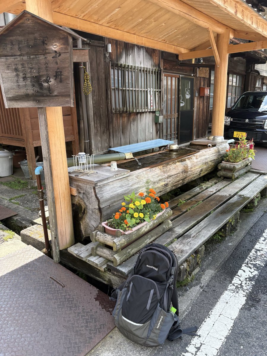 TommySX69's tweet photo. 木曽路

須原宿（大桑村）

山の中なので

湧水が至る所にある。

休憩。

カルピスソーダは

僕には

甘すぎた。

リュックは

お気に入りの

モンベル

ガレナ・パックの

30リットル。 https://t.co/14EpNwvyMh